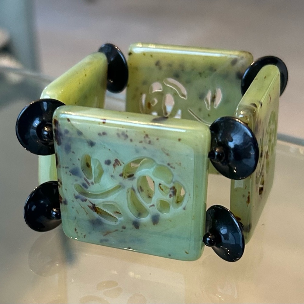 Pretty jade green and black beaded bracelet